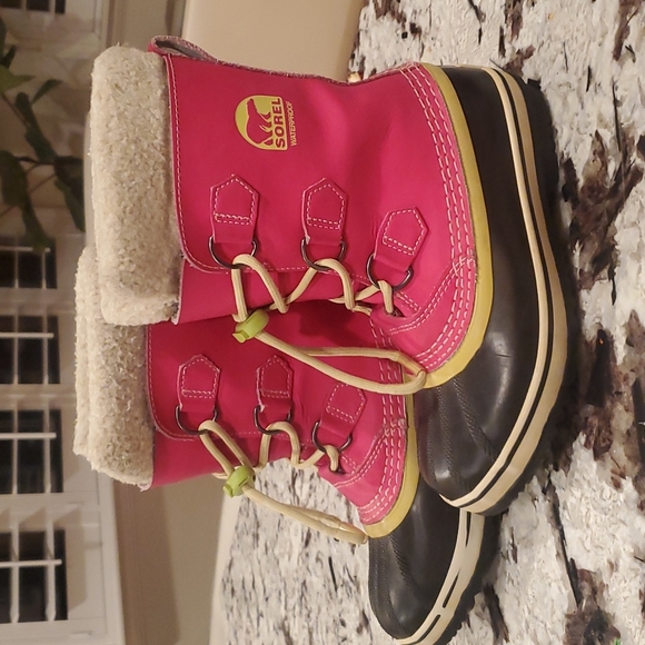 Gently used kids Sorel winter boots - Picture 4 of 4